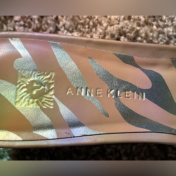 Anne Klein tan sandals with heel, Size 7.5 - Picture 3 of 7